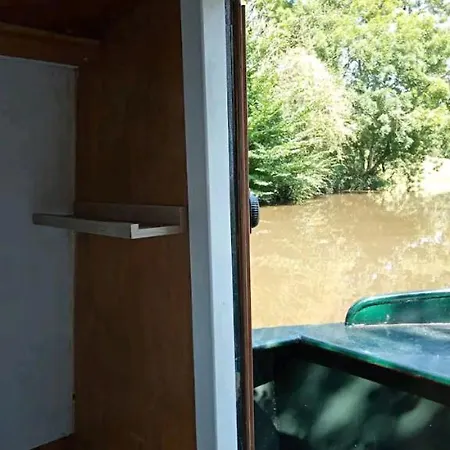 Botel Cosy, Secluded Narrow Boat
