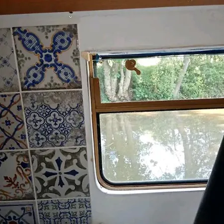 Cosy, Secluded Narrow Boat Hotel en barco *