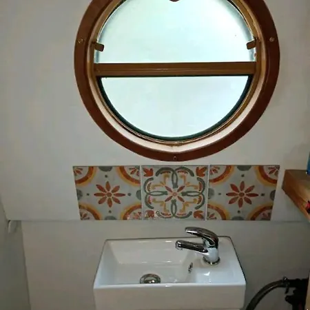 Cosy, Secluded Narrow Boat * Airton