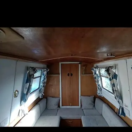 Cosy, Secluded Narrow Boat *
