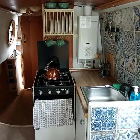 Cosy, Secluded Narrow Boat Airton