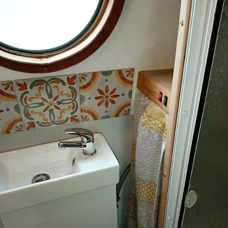 Hotel en barco Cosy, Secluded Narrow Boat *