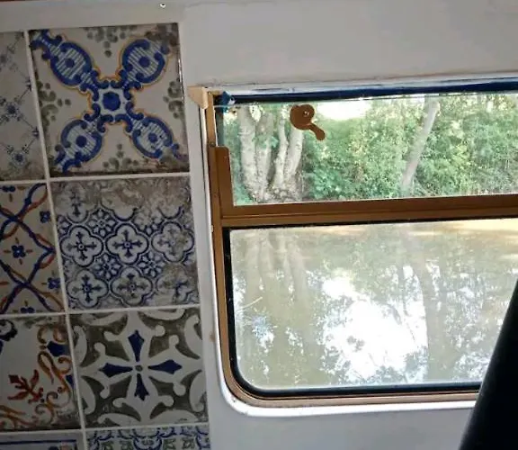 Cosy, Secluded Narrow Boat Botel *