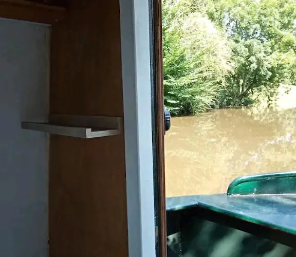 Botel Cosy, Secluded Narrow Boat