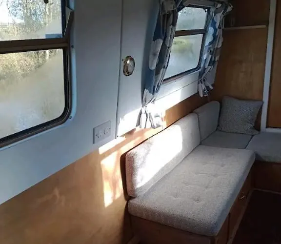 Botel Cosy, Secluded Narrow Boat *