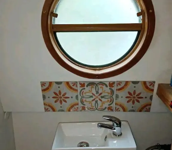 Cosy, Secluded Narrow Boat * Airton