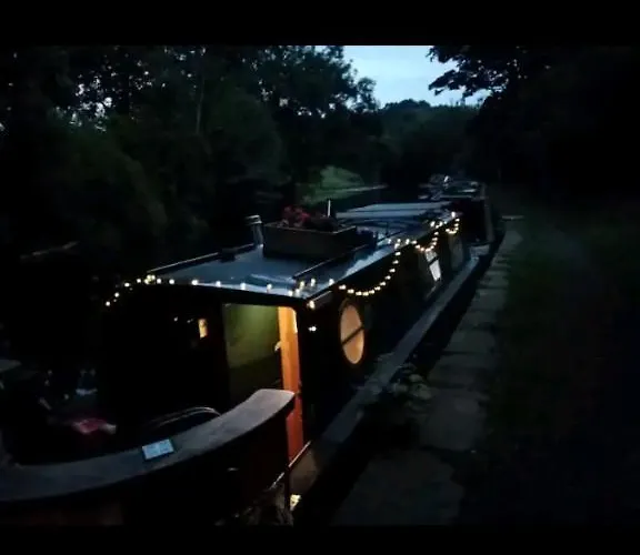 Botel Cosy, Secluded Narrow Boat *
