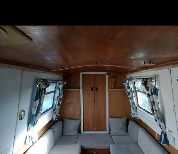 Cosy, Secluded Narrow Boat *