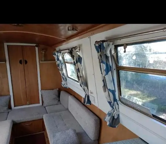 Cosy, Secluded Narrow Boat Airton