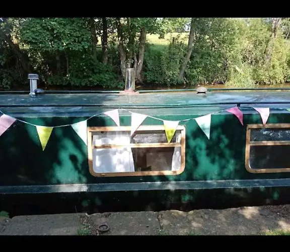 Cosy, Secluded Narrow Boat *