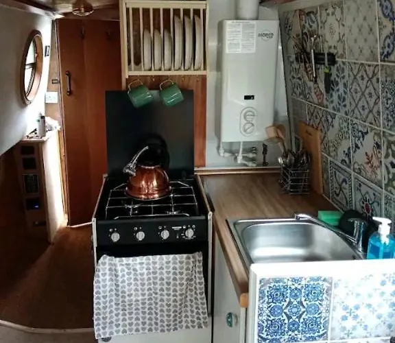 Cosy, Secluded Narrow Boat Airton