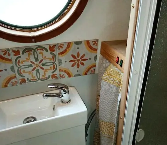 Botel Cosy, Secluded Narrow Boat *